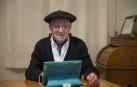 Rafael, con 100 años, lee Diario de Navarra en la tableta