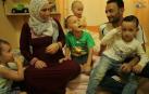 Hamza, de 6 años, explica el dibujo que hizo de la travesía en lancha hasta Grecia