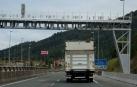 Un transporte atraviesa por debajo del arco instalado en la vertiente guipuzcoana del alto de Etxegarate, en la N-1.