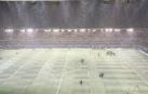 La nieve hace aparición antes del partido y viste de blanco el césped de El Sadar
