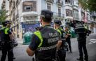 Agentes de Policía Municipal, junto al inmueble ocupado.