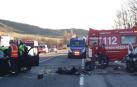 Los bomberos desatrapan a dos heridos graves en un choque frontal en Sorauren