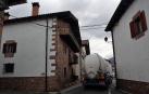 El paso de camiones causa grietas en edificios de la travesía de Arraitz