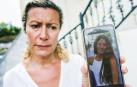 La madre de Diana Quer muestra en el móvil la foto de su hija.