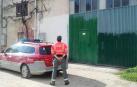 Un agente de la Policía Foral, frente a la puerta de las instalaciones donde ocurrió el suceso.