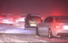 La nieve deja atrapados durante horas a cientos de vehículos en la A-6 y la AP-61