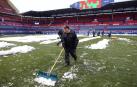 Operarios de Osasuna, del ISN y voluntarios de Sadar Bizirik limpiaron la nieve del terreno de juego horas antes de la disputa del Osasuna-Valladolid, aplazado por las nevadas.