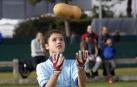 La portera de Ezkaba Anne Ruz Vico eleva por los aires a la calabaza Jeorgi.