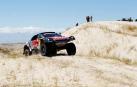 Sainz mantiene a raya a Peterhansel y está más cerca de ganar el Dakar
