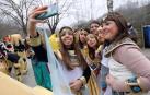 Este domingo las carrozas ocupan las calles de Sunbilla y Leitza y los vecinos protagonizan un desfile con las caras tapadas y ataviados con túnicas y capirotes que adornan con cintas de colores y plumas, aunque la fiesta principal se celebrará mañana.