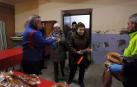La villa celebró este viernes el reparto de 3.500 roscos junto a la hoguera de San Blas en vísperas del día grande de las fiestas