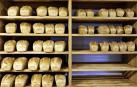 Arguiñáriz, con seis vecinos en invierno, aparece en la ruta del buen pan. Más de doce horas de sudor, materia prima de calidad y una filosofía de vida amasan su elección