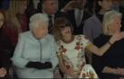 Isabel II asiste al desfile de cierre de la Semana de la Moda de Londres