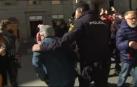 Miles de pensionistas saltan el cordón policial y bloquean las puertas del Congreso