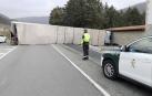 Un camión vuelca en la N-121-A a la altura de Burutain