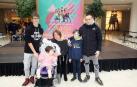 Zumbalove Pamplona es el nombre de un grupo solidario de monitores de zumba que, el pasado sábado, ofrecieron  clases de esta disciplina en el centro comercial La Morea. El objetivo, recaudar dinero para la iniciativa 'La sonrisa de Haizea'. La pequeña Haizea Mayayo es una niña de 7 años con una enfermedad rara neurodegenerativa, y con los fondos obtenidos en este evento solidario, sus padres podrán costear parte de sus tratamientos.