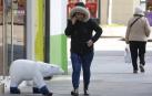 Una mujer camina por Pamplona junto a la figura de un oso polar a la entrada de una tienda.