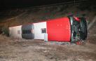 Un autocar de la empresa Autobuses Jiménez que aoyaba a la firma PLM Autocares que cubría el trayecto Madrid-Logroño-Pamplona sufrió un accidente en la A-1.