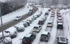 Atascos a primera hora por la nieve en Pamplona
