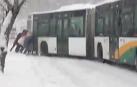 Vídeo de varios pasajeros empujando una villavesa en la nieve en Pamplona