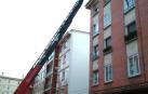 Cae a una calle de Pamplona una cristalera desde un cuarto piso