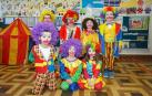 Los más pequeños del Colegio Sagrado Corazón de Pamplona han transformado las aulas en una pista de circo, en la que desfilaron -para orgullo de sus familiares y profesores- interpretando mil y un papeles circenses. Domadores, bailarinas, forzudos y forzudas, payasos y magos y animales como leones o elefantes formaron parte de este mundo imaginario que consiguió contagiar su alegría a todos los presentes.