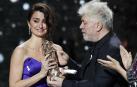 Penélope Cruz recibe el César de Honor del cine francés de manos de Almodóvar
