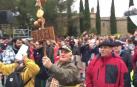 Los peregrinos, en la explanada del Castillo de Javier.