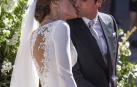 La exmodelo y presentadora de televisión Eva González y el matador de toros Cayetano Rivera han contraído matrimonio este mediodía en la iglesia de Nuestra Señora de la Asunción de la localidad sevillana de Mairena del Alcor, en una de las bodas más mediáticas del año.