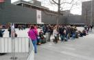 Colas para comprar el CD de Amaia horas antes de su firma de discos en Pamplona