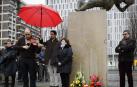 Más de un centenar de personas han participado este domingo en Pamplona en una concentración en recuerdo a las víctimas de ETA en la que se ha advertido sobre "el nuevo relato" que "pretende limpiar el pasado, equiparar sufrimientos, lo que en la práctica les exonera de cualquier responsabilidad".