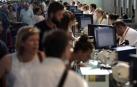 Menos colas ante mostradores de Vueling aunque la jornada se prevé complicada.