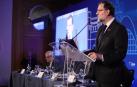Rajoy se cuelga el lazo morado