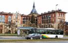 Imágenes de las nuevas paradas de villavesa, el apeadero en Paseo Sarasate y la zona verde en la Taconera.