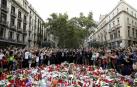 Los Reyes en La Rambla de Barcelona donde han rendido esta tarde un homenaje a las víctimas de los atentados de Barcelona y Cambrils (Tarragona) con una ofrenda floral ante el mosaico en el suelo de Joan Miró. También visitaron a los hospitlizados.