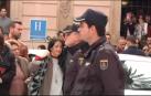 Cientos de personas arropan una vez más a la familia del pequeño Gabriel a su llegada al funeral