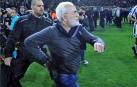 La Liga de fútbol griega es suspendida después de que el presidente del PAOK entrara al campo armado