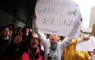 Foto de un centenar de personas pidiendo justicia al paso del furgón donde se halla Quezada