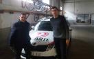 Manolo Azcona y Marc Soler, ayer por la mañana en la nave del equipo Lizarte en Orkoien.	ZABAL