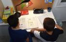 Niños haciendo los deberes en casa.