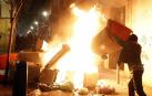 Seis personas de nacionalidad española han sido detenidas, diez policías nacionales han resultado heridos y numerosos destrozos en las calles se han producido durante la protesta por la muerte de Mmame M., el senegalés mantero que murió de un paro cardíaco en el barrio de Lavapiés
