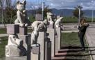Alumnos del taller de piedra de la Escuela de Arte de Pamplona han creado el conjunto escultórico 'Jugando al cubo', instalado en la urbanización Ardoi (Zizur Mayor). Es el tercer proyecto que realiza la Escuela para el Ayuntamiento de la localidad