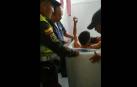 Hace un reto viral y se queda atrapado en una lavadora