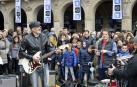La fundación Walk on Project (WOP) ha grabado una flashmob este domingo en la plaza del Castillo de Pamplona para concienciar sobre la necesidad de investigar las enfermedades degenerativas.