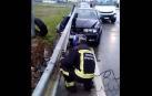 Los Bomberos acuden al rescate en Noáin de un coche incrustado en un guardarraíl