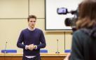 Un estudiante de la UPNA gana el concurso de monólogos en inglés del G-9 de Universidades