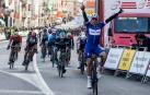 El joven colombiano Hodeg se impone al esprint y es el primer líder de la Volta
