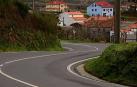 Dos menores, atropellados al invadir con monopatines el carril contrario de la carretera