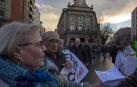 Jóvenes y mayores salen a la calle en Pamplona bajo la lluvia
