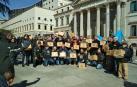 Policías entregan 550.000 firmas en  el Congreso  para una ley de igualdad salarial
